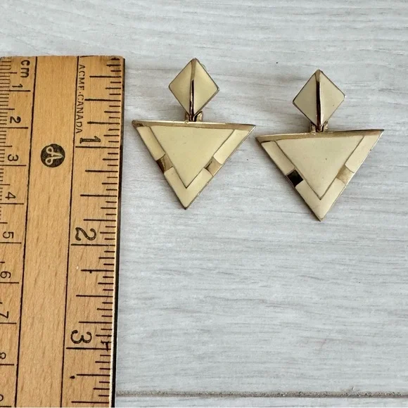 𝅺Vintage Enamel Cream & Goldtone Post-back Triangular Drop Dangle Earrings - Picture 2 of 3
